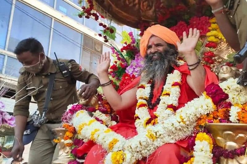 uttar pradesh, prayagraj,know about new president of akhara parishad mahant ravindra puri