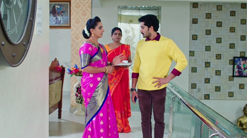 Karthik is irritated with Bharathi calls him In todays karthika deepam serial episode