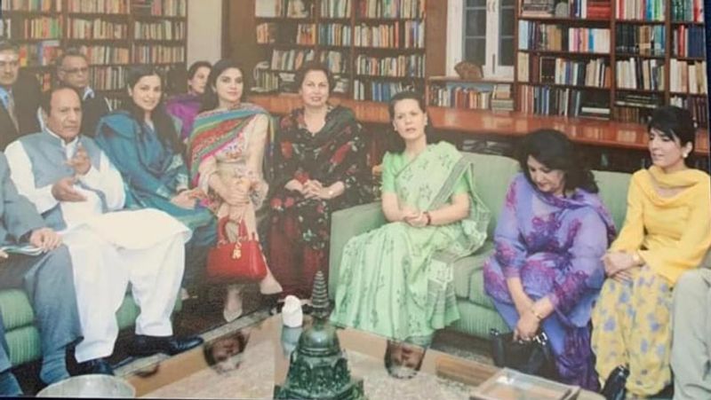captain amarinder singh shares pakistani aroosa alam photos with several indian politicians like sonia gandhi sushma swaraj