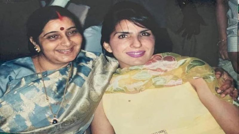 captain amarinder singh shares pakistani aroosa alam photos with several indian politicians like sonia gandhi sushma swaraj