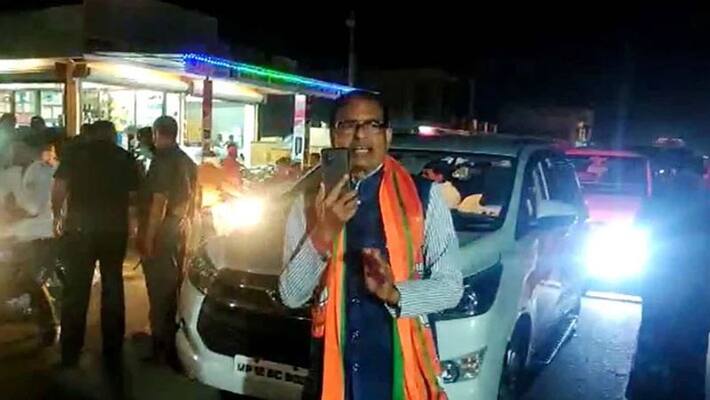 CM Shivraj Singh Chouhan addressed a public meeting in Khandwa virtually from mobile Phone CM Shivraj Singh Chouhan addressed a public meeting in Khandwa virtually from mobile Phone