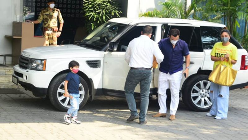 kareena kapoor spotted wearing loose pant and hidding without makeup face in mask