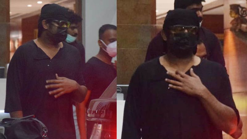 kareena kapoor spotted wearing loose pant and hidding without makeup face in mask