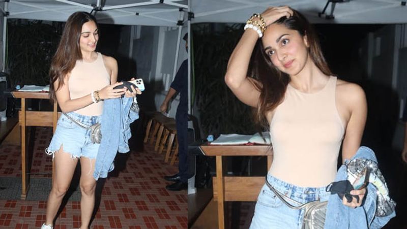 kareena kapoor spotted wearing loose pant and hidding without makeup face in mask