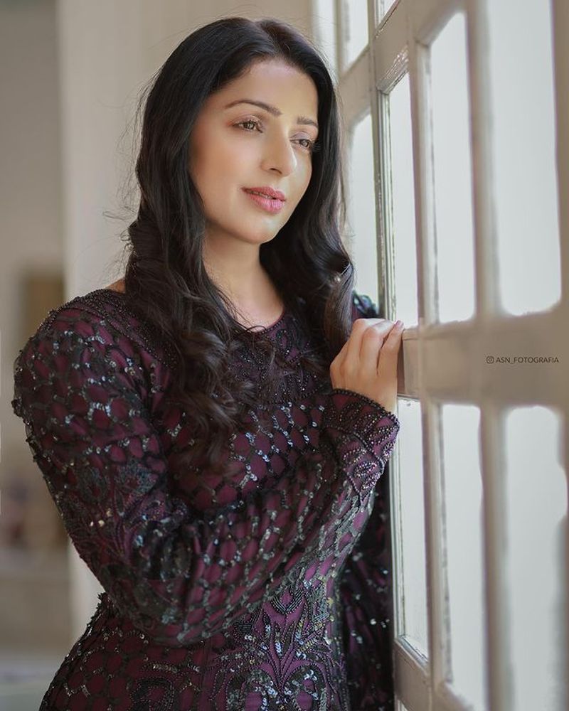 Bhumika Chawla poses with her husband, photos goes viral