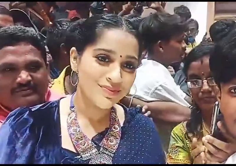 anchor rashmi gautam trapped in a mob faces a bad experience