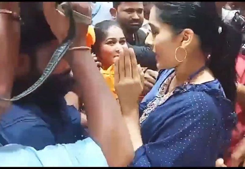 anchor rashmi gautam trapped in a mob faces a bad experience