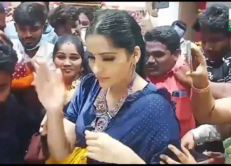 anchor rashmi gautam trapped in a mob faces a bad experience