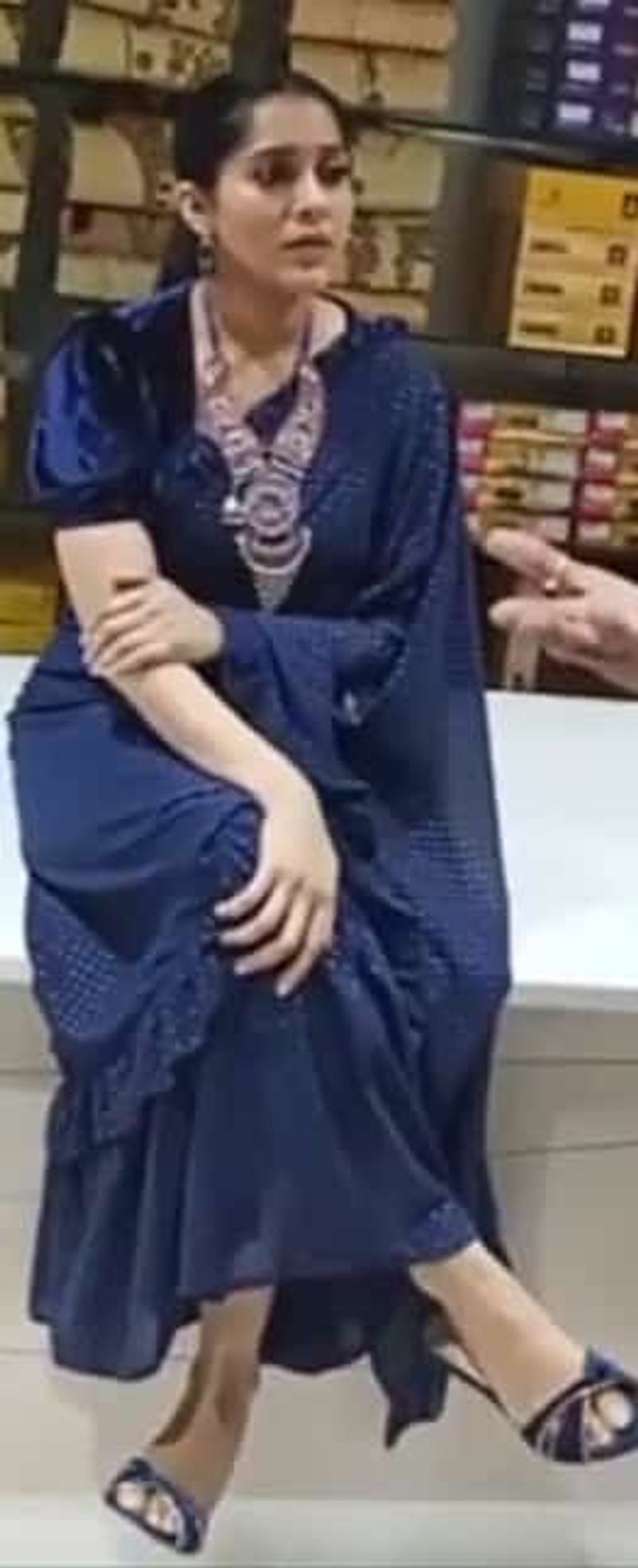 anchor rashmi gautam trapped in a mob faces a bad experience