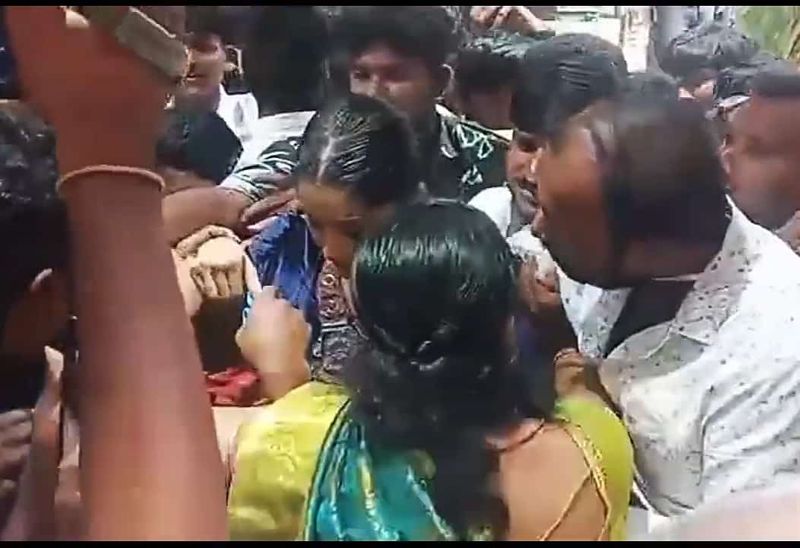 anchor rashmi gautam trapped in a mob faces a bad experience