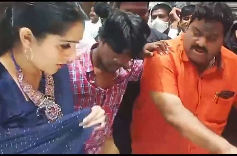 anchor rashmi gautam trapped in a mob faces a bad experience