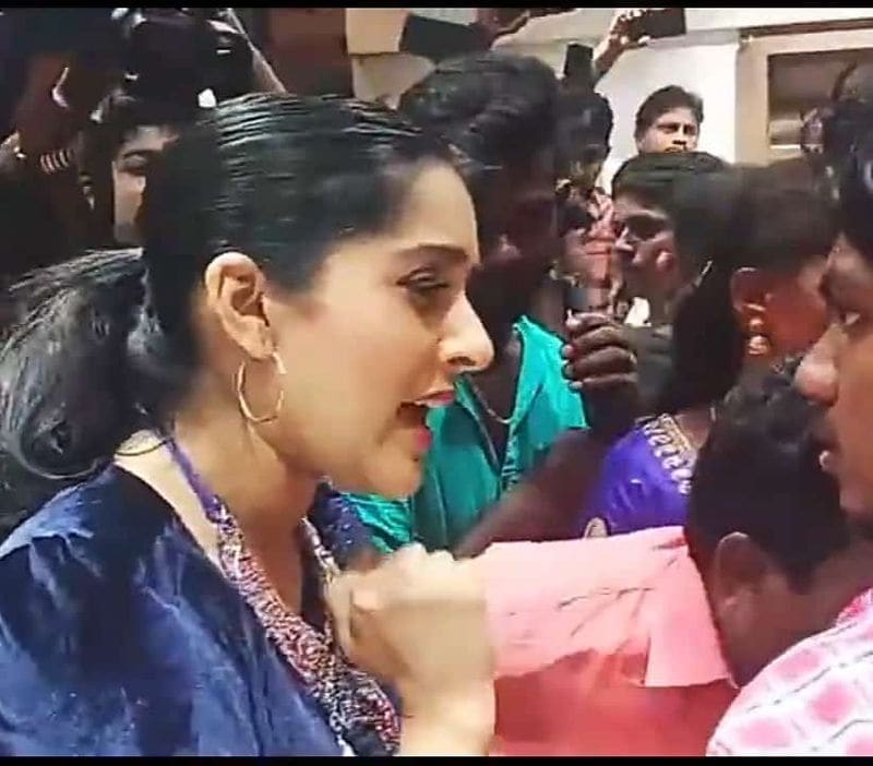 anchor rashmi gautam trapped in a mob faces a bad experience