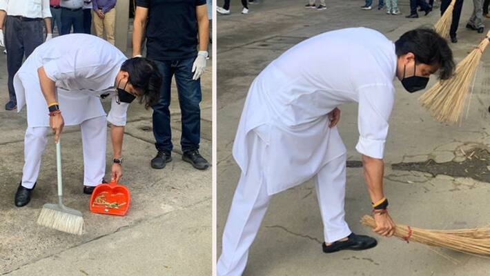 Jyotiraditya Scindia swept floor and did cleaning in his ministry Jyotiraditya Scindia swept floor and did cleaning in his ministry