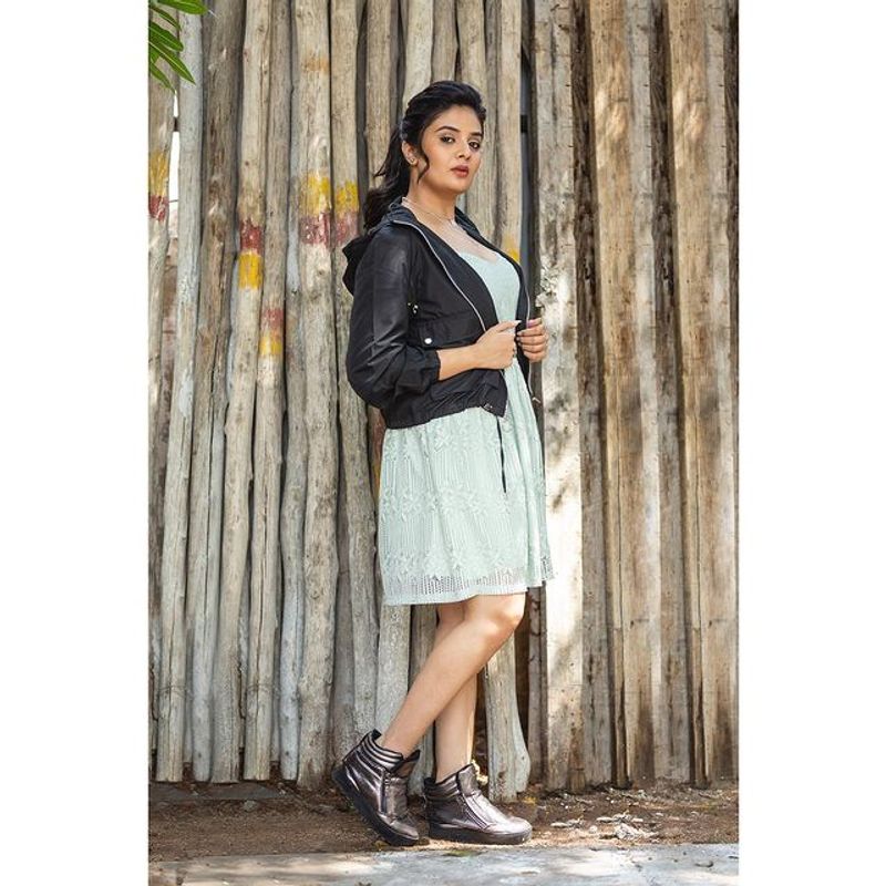 Anchor Sreemukhi posts stunning hot photos in social media