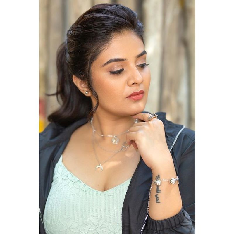 Anchor Sreemukhi posts stunning hot photos in social media