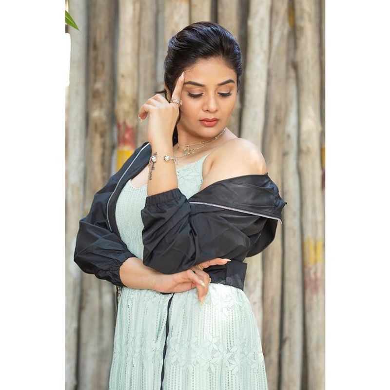 Anchor Sreemukhi posts stunning hot photos in social media
