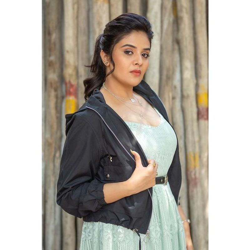 Anchor Sreemukhi posts stunning hot photos in social media