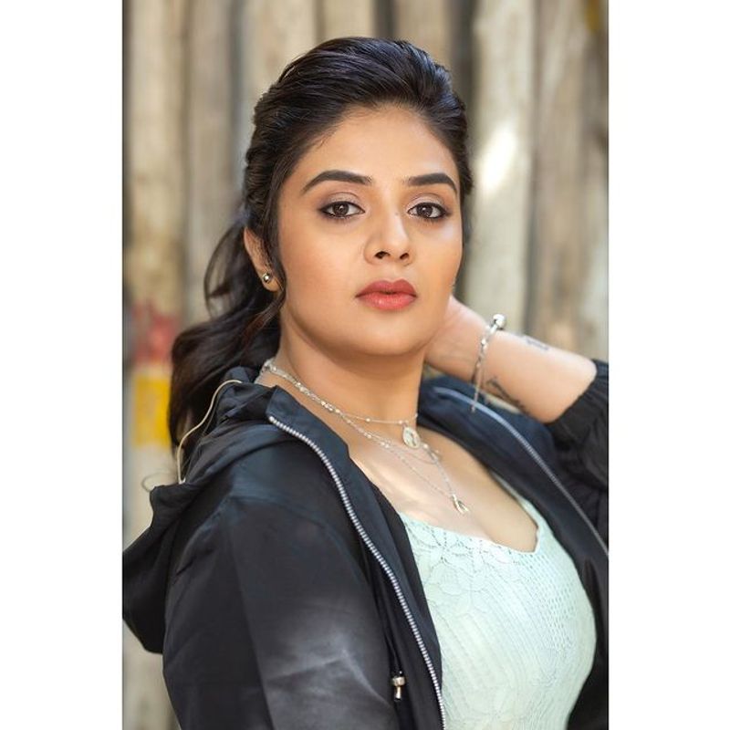 Anchor Sreemukhi posts stunning hot photos in social media