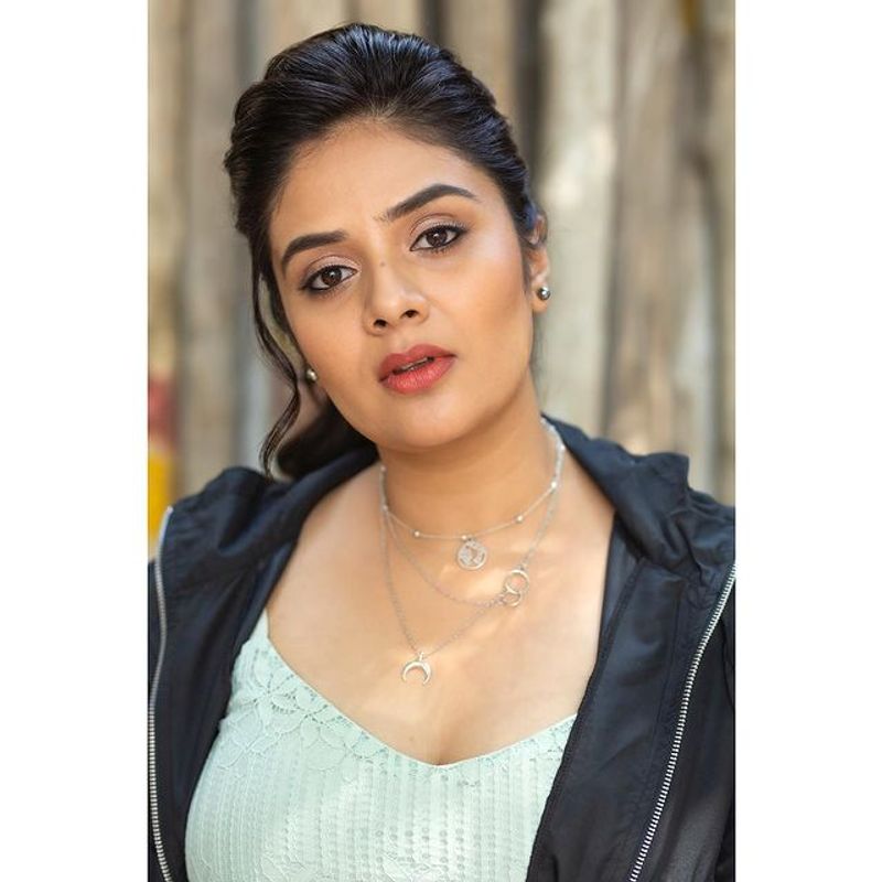 Anchor Sreemukhi posts stunning hot photos in social media