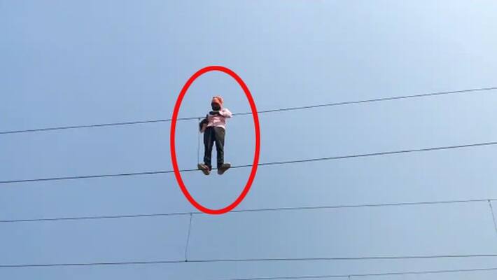 Uttar Pradesh, man in Raebareli do not feel electric current, people call him India spiderman Uttar Pradesh, man in Raebareli do not feel electric current, people call him India spiderman