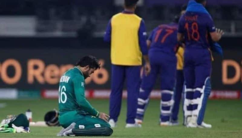 Waqar Younis apologises for calling Rizwan's Namaz in front of hindus was special