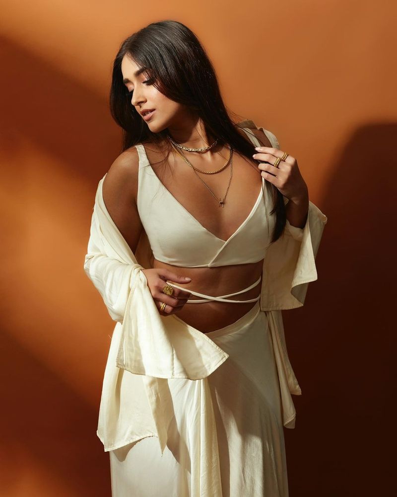ileana bikini treat to fans hot selfie shake in internet