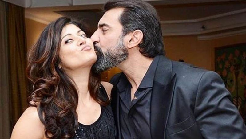 Pooja Batra actress first marriage was broken because of Akshay Kumar