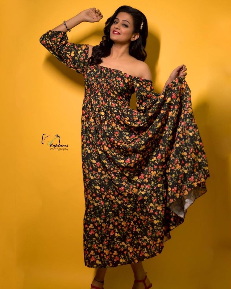 heroin priyamani stunning poses in long frack