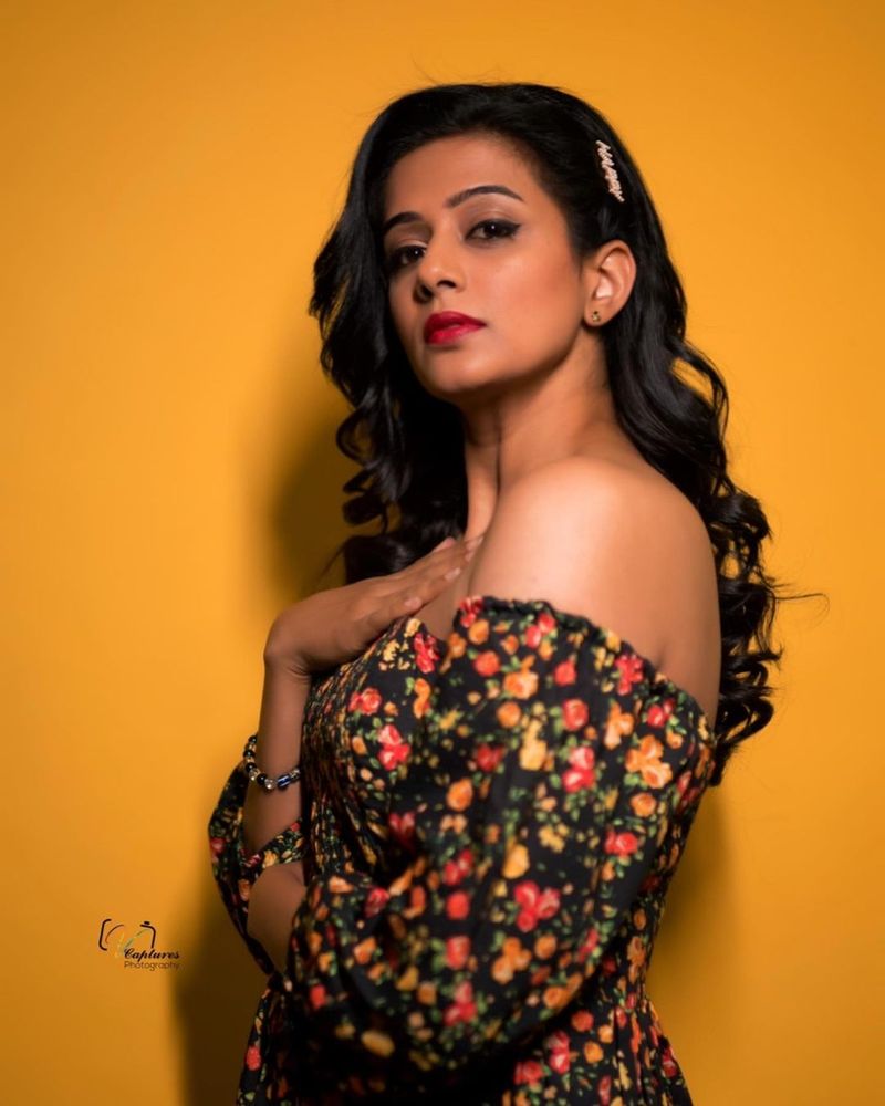 heroin priyamani stunning poses in long frack