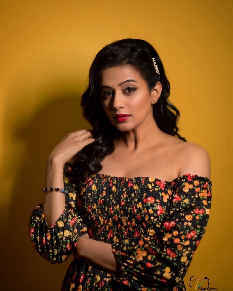 heroin priyamani stunning poses in long frack