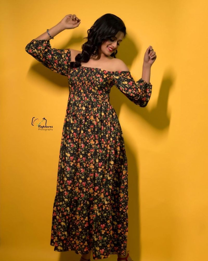 heroin priyamani stunning poses in long frack