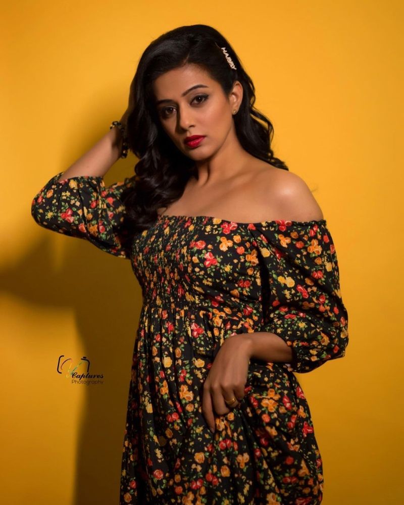 heroin priyamani stunning poses in long frack