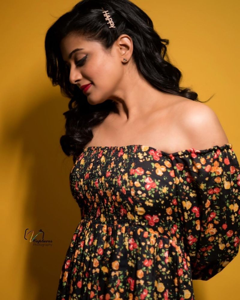 heroin priyamani stunning poses in long frack