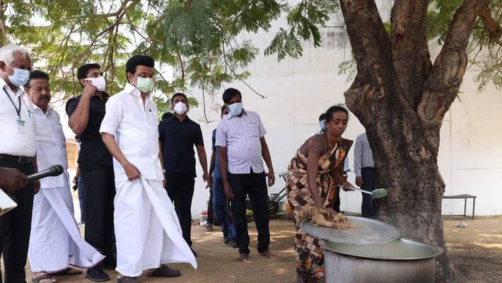 Stalin surpassed MGR .. Tamilnadu CM Visit in government school kitchen. The students were surprised Stalin surpassed MGR .. Tamilnadu CM Visit in government school kitchen. The students were surprised