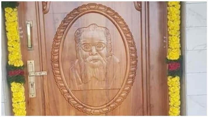 Statue on the door ... Do you respect Periyar ..? Shame ..? Statue on the door ... Do you respect Periyar ..? Shame ..?