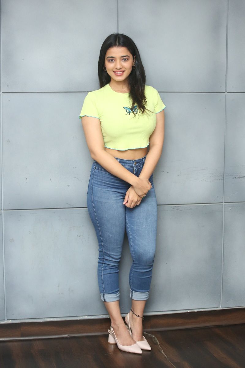 romantic heroine ketika sharma praises on prabhas