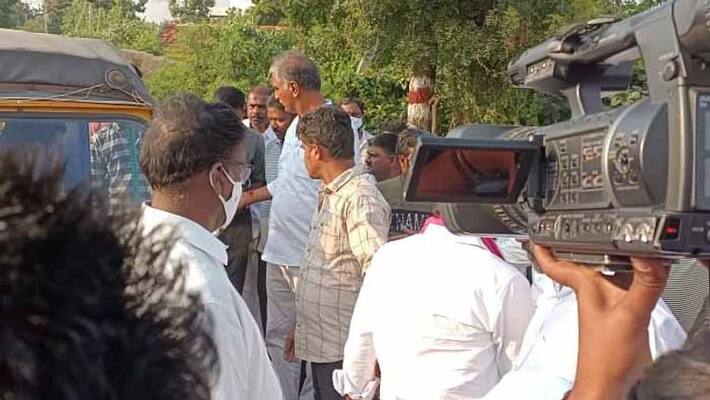 Telangana Finance Minister Harish Rao comes to rescue of accident victims Telangana Finance Minister Harish Rao comes to rescue of accident victims