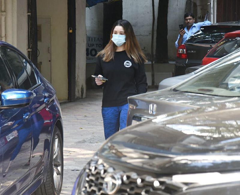 PHOTOS From Malaika Arora to Yami Gautam Dhar,Mrunal Thakur, here are the celebs spotted today - DRB