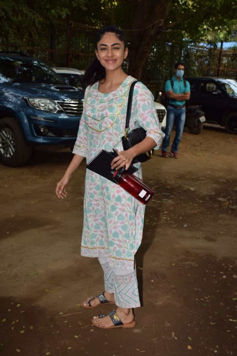 PHOTOS From Malaika Arora to Yami Gautam Dhar,Mrunal Thakur, here are the celebs spotted today - DRB