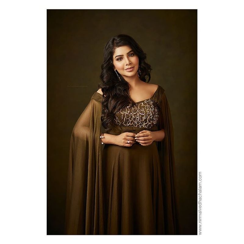 Vijay tv Cook with comali fame Pavithra lakshmi latest stunning phots