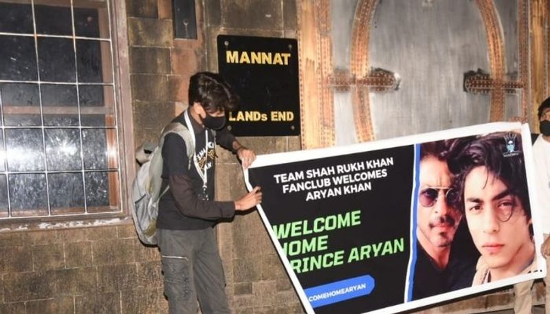 SRK fans celebrate outside Mannat after Aryan Khan gets bail (PHOTOS)