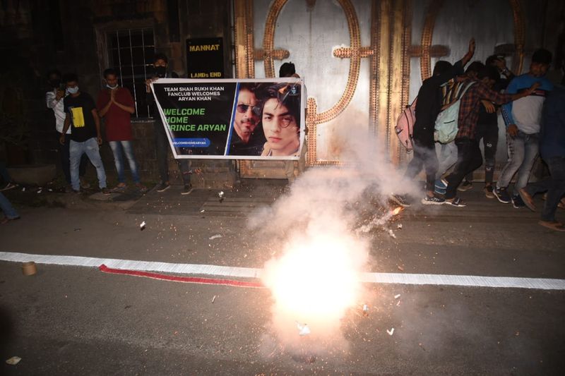 SRK fans celebrate outside Mannat after Aryan Khan gets bail (PHOTOS)