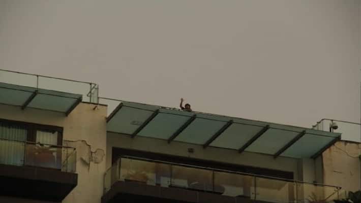 Aryan Khan Gets Bail message makes happy little brother Abram waves hand from Mannat Aryan Khan Gets Bail message makes happy little brother Abram waves hand from Mannat