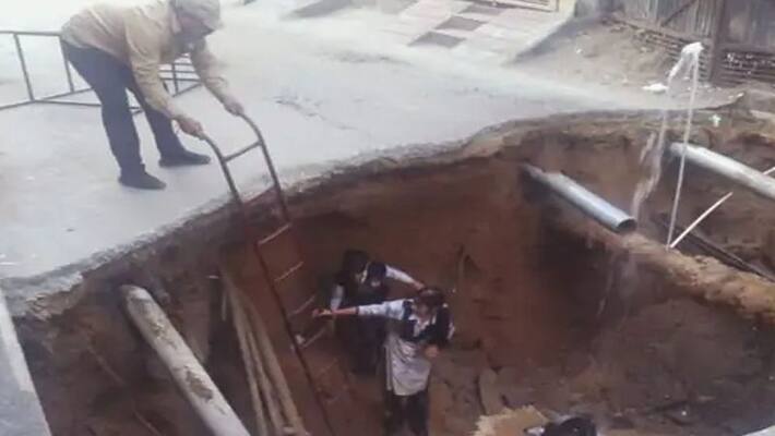 punjab road collapse in ludhiana, 2 students fell-with activa, people saved them punjab road collapse in ludhiana, 2 students fell-with activa, people saved them