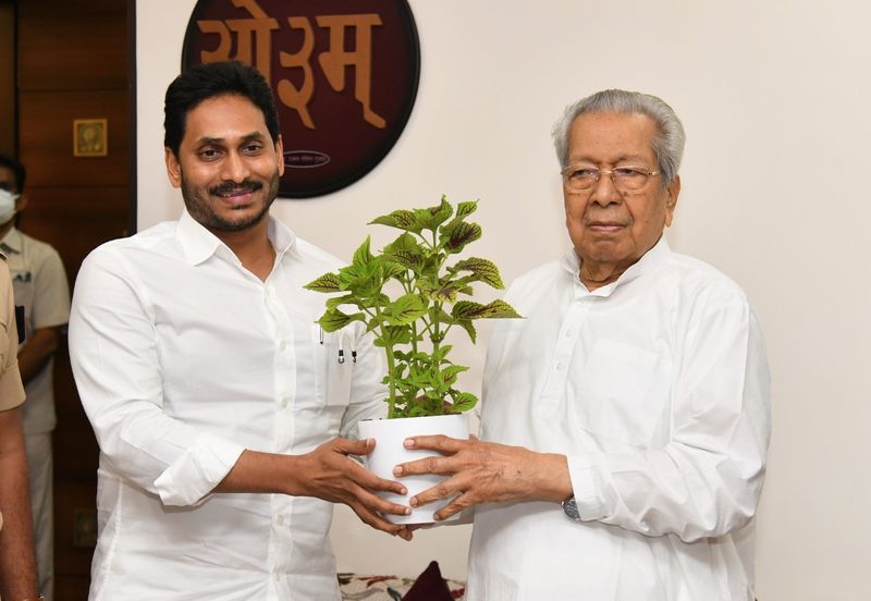 AP CM YS Jagan meets Ap Governor Biswabhusan Harichandan