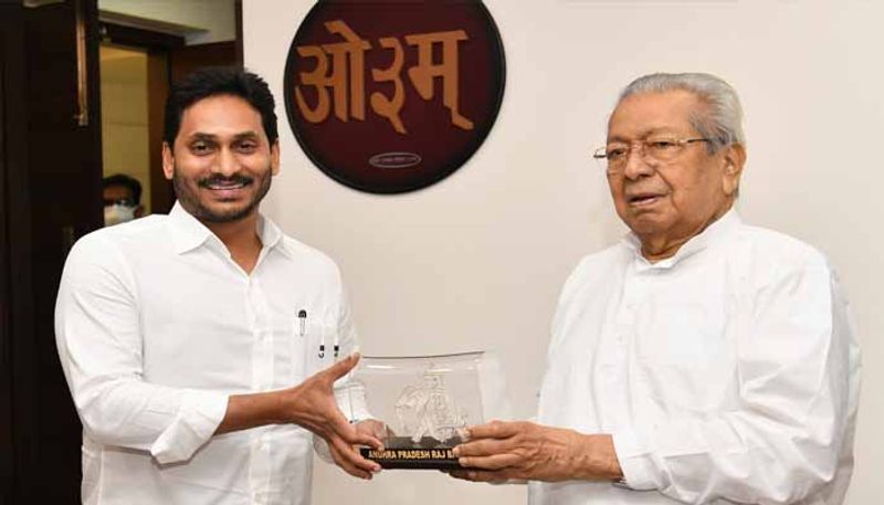 AP CM YS Jagan meets Ap Governor Biswabhusan Harichandan