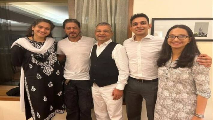 Aryan Khan Gets Bail- Shah Rukh Khan gives pose with Legal team arrived in Mannat Aryan Khan Gets Bail- Shah Rukh Khan gives pose with Legal team arrived in Mannat