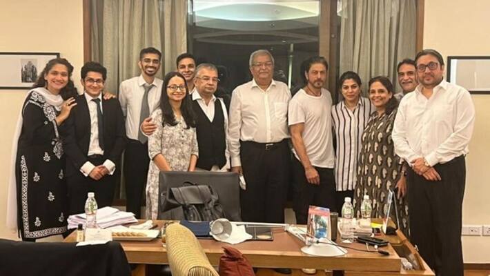 shahrukh khan with lawyers after aryan khan got bail shahrukh khan with lawyers after aryan khan got bail