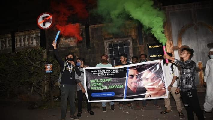 Aryan Khan Gets Bail - Fans of Shah Rukh Khan celebrates in front of Mannat Aryan Khan Gets Bail - Fans of Shah Rukh Khan celebrates in front of Mannat