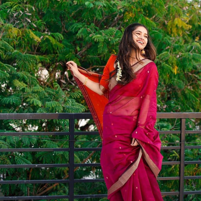 Actress Vani Bhojan latest stills in Red Saree